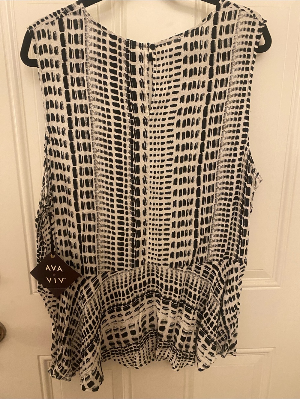 Ava & Viv Black and White Patterned Sleeveless Top 2X - Picture 3 of 3